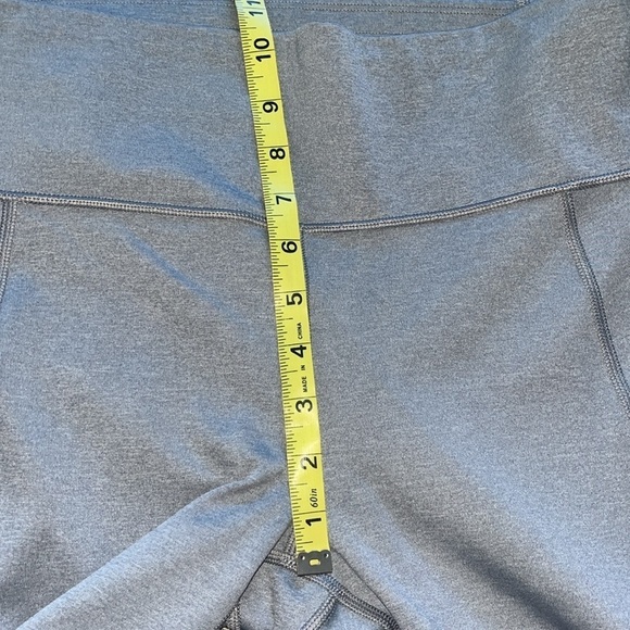 Athleta women’s ALL IN CROP size large - Picture 8 of 9